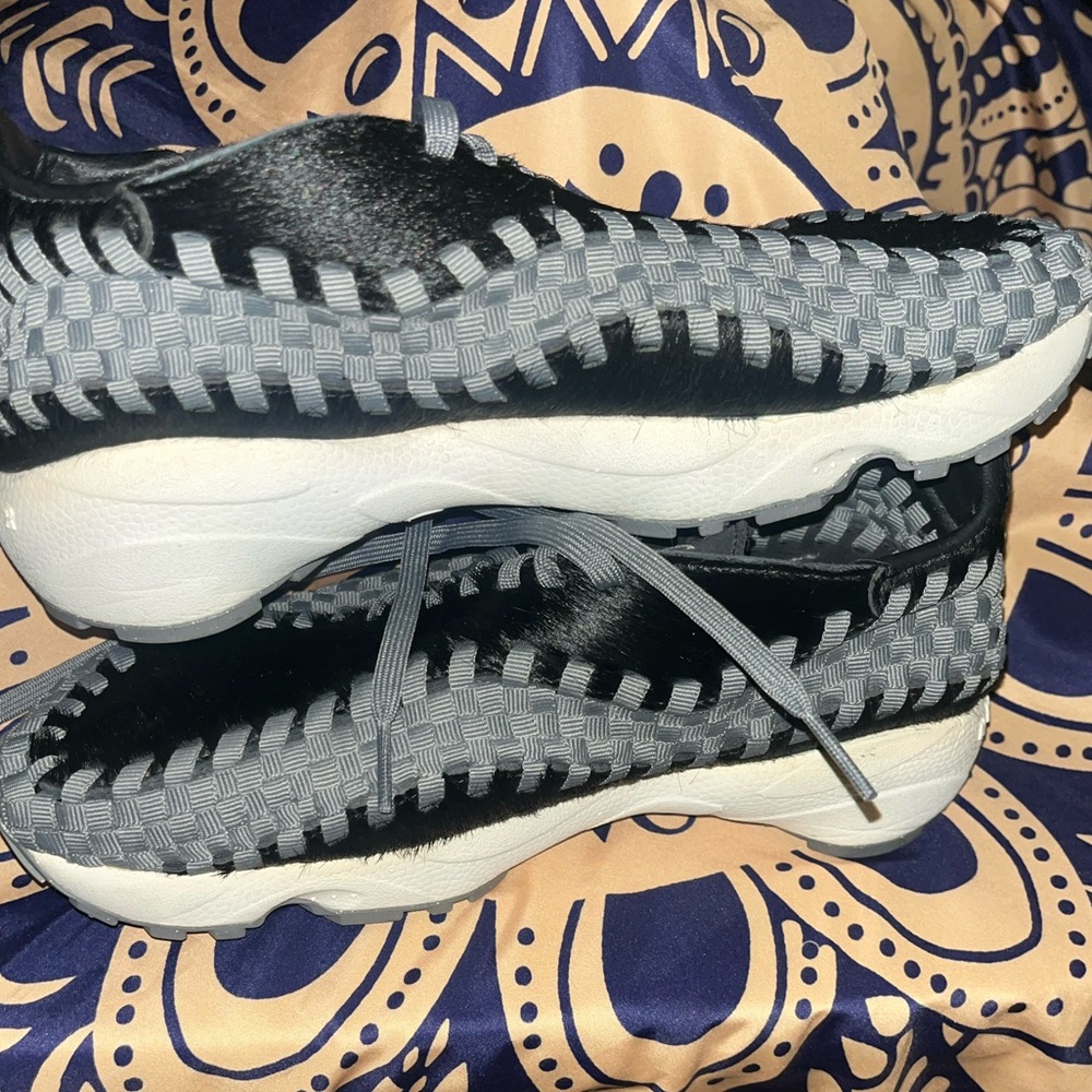 Nike Women's Black and Gray Athletic Shoes - Picture 3 of 7